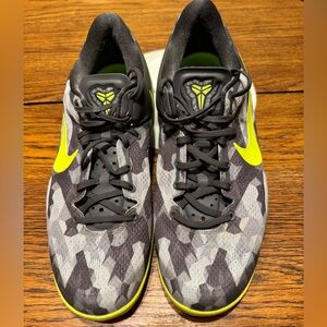 Nike KOBE 8 Grey Camo Volt Shoes
Size  11  Like New